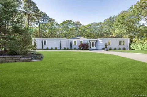 9 Debbie Trl, Hampton Bays, NY 11946