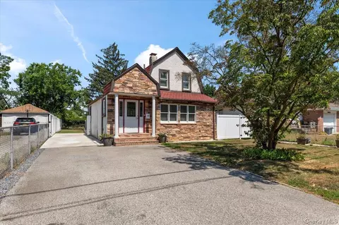 33 Prospect Ave, Lynbrook, NY 11563