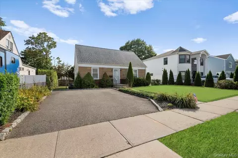 5 Totten St, Bethpage, NY 11714