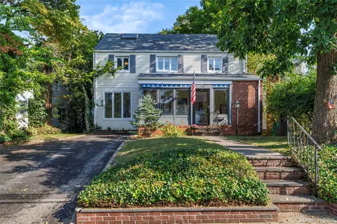 136 Scarcliffe Dr, Malverne, NY 11565