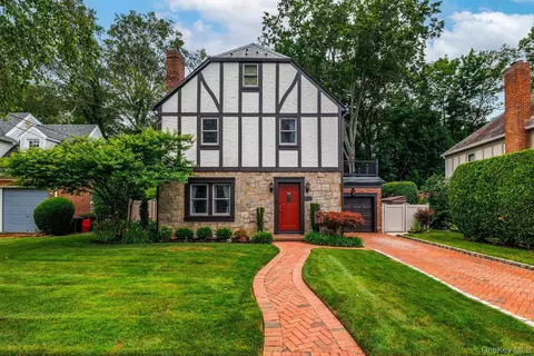 81 Gerard Ave W, Malverne, NY 11565
