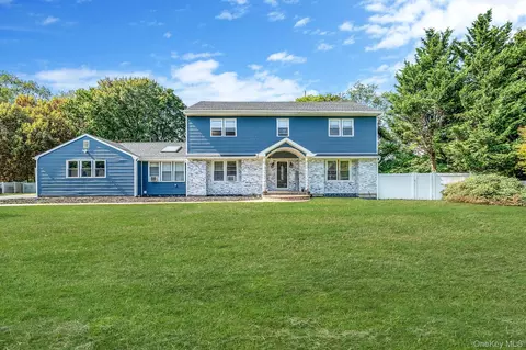 6 Clime Ct # -8, Saint James, NY 11780