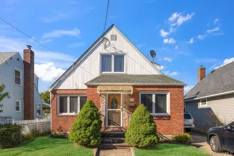 543 Lakeville Rd, New Hyde Park, NY 11040