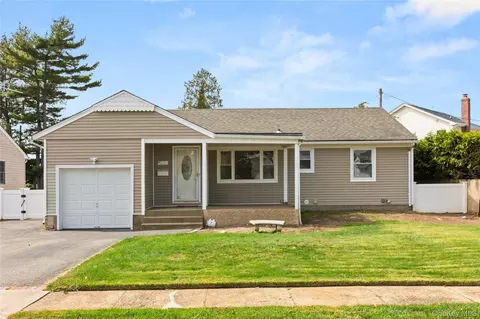 7 Norman Pl, Massapequa, NY 11758