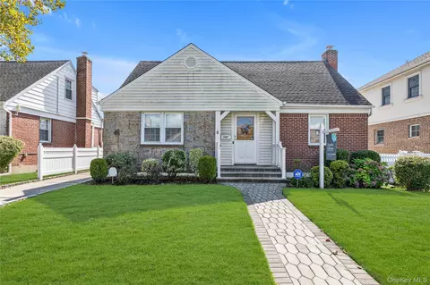 107 Aster Dr, North Hempstead, NY 11040