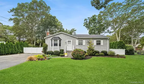 53 Timber Dr, Calverton, NY 11933