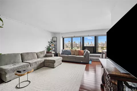 33-65 14th St #11A, Astoria, NY 11106