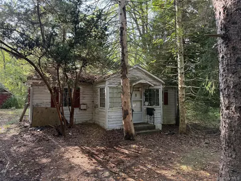 20 Primrose Path, Manorville, NY 11949