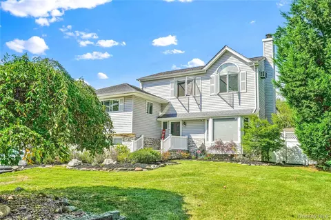 2 Amherst Ln, Smithtown, NY 11787