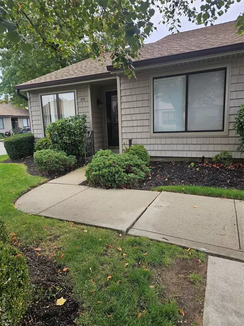 84 Stanford Ct, Wantagh, NY 11793