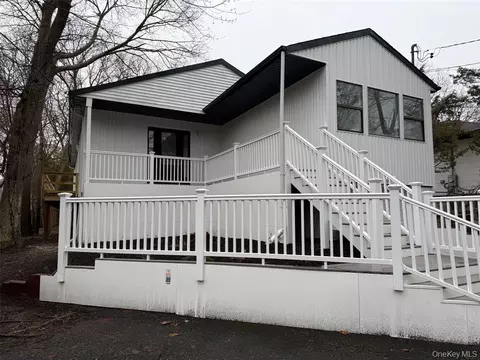 526 Birch Hollow Dr, Shirley, NY 11967
