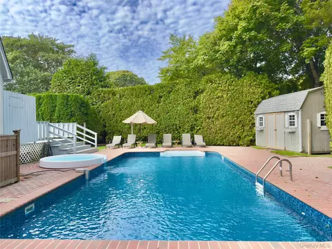 18 Alanson Ln, Hampton Bays, NY 11946