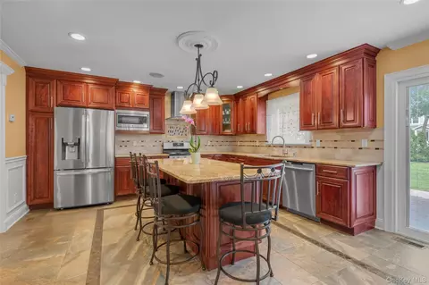 10 Field Ave, Hicksville, NY 11801