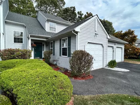 20 Woodbine Dr, Highland Mills, NY 10930