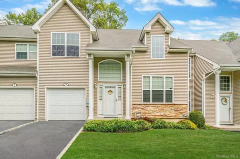 6 Arielle Ct, Islandia, NY 11749