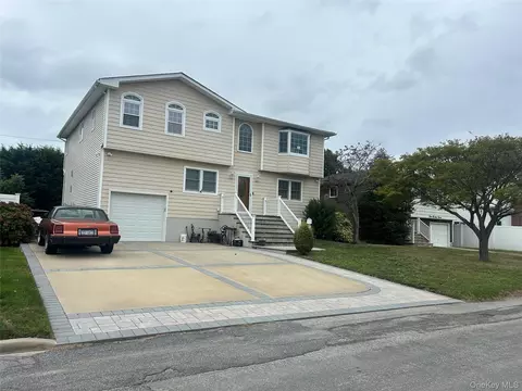 311 Riviera Pkwy, Lindenhurst, NY 11757