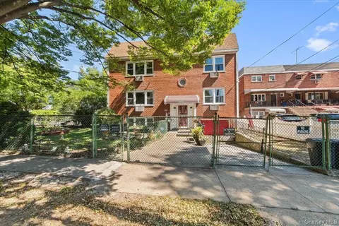 3950 Throggs Neck Expy, New York, NY 10465