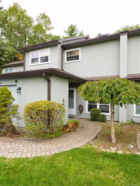 4 Pond Dr W, Rhinebeck, NY 12572