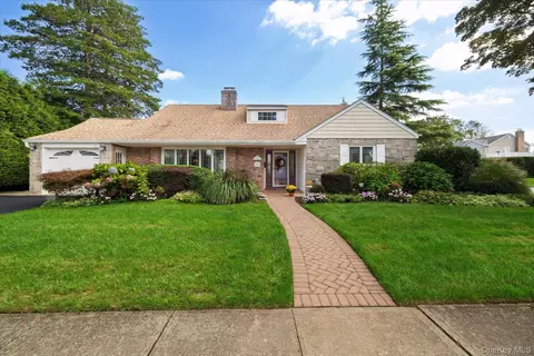 15 Baylis Rd Baylis Rd, Rockville Centre, NY 11570