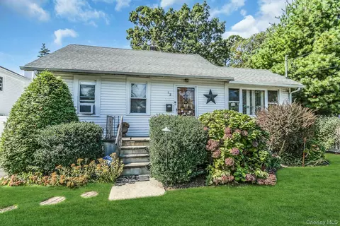 12 Washington Dr, Merrick, NY 11566
