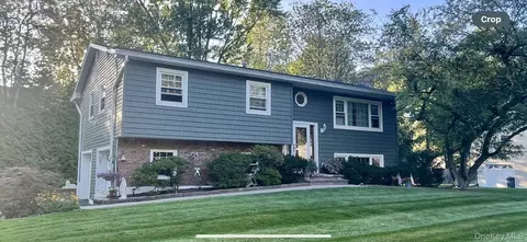 27 Farmhouse Rd, Clarkstown, NY 10920