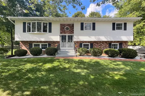 31 Pine Tree Dr, Poughkeepsie, NY 12603