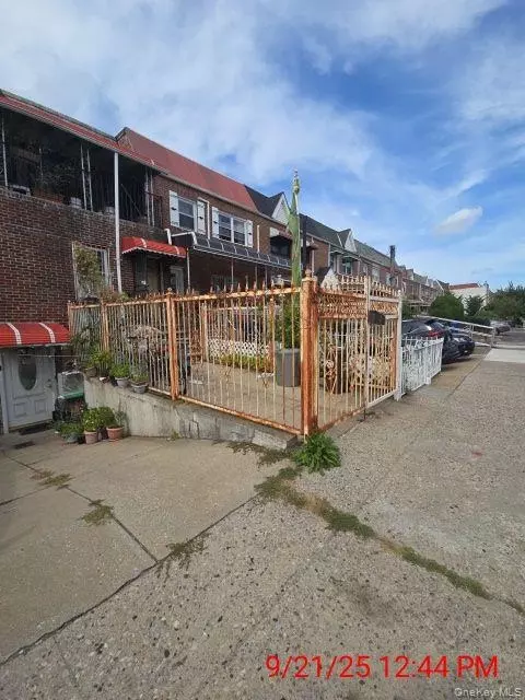 5068 43rd St, New York, NY 11377