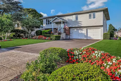 35 Manta Ct, Oakdale, NY 11769