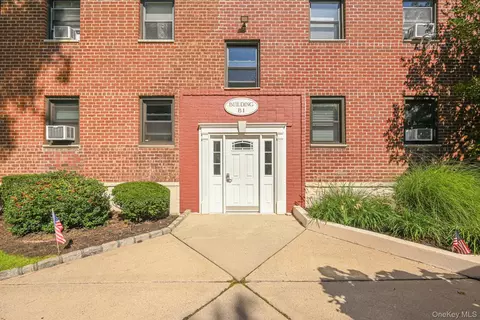 5 Adelaide St #B1 D2, Floral Park, NY 11001