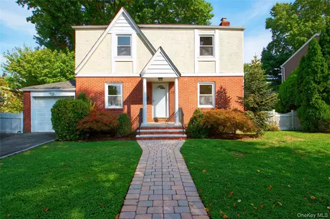 153 Meadow St, Garden City, NY 11530