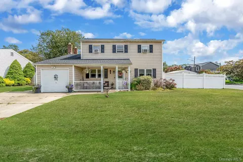 3 Knollwood Ct, Holbrook, NY 11741