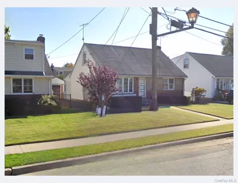 23 Park Cir, North Hempstead, NY 11501