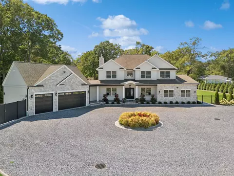 260 Clay Pitts Rd, East Northport, NY 11731