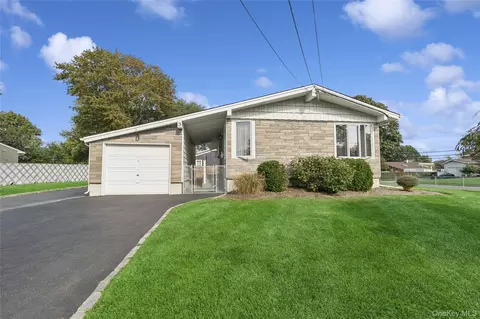 3 Potomac Ln, Sayville, NY 11782