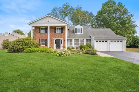 12 Aron Dr, Woodbury, NY 11797
