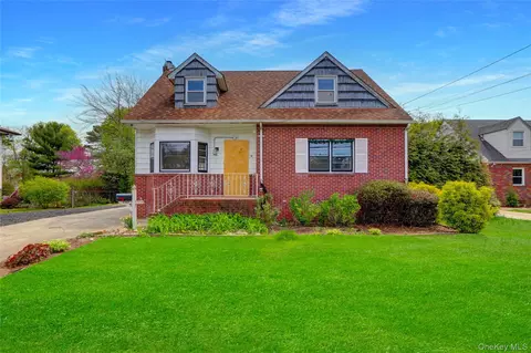 1707 N Gardiner Dr, Bay Shore, NY 11706