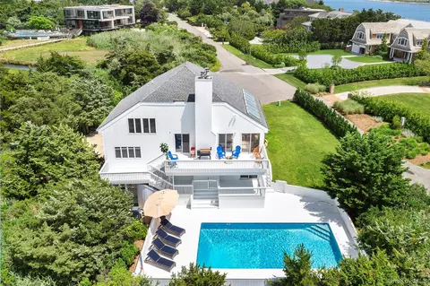 20 Stacy Dr, Westhampton Beach, NY 11978