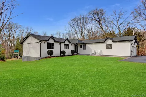 14 Chatham Pl, Dix Hills, NY 11746
