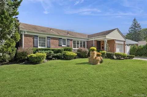 818 Palmetto Dr, Franklin Square, NY 11010