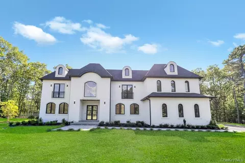 19 Carman Rd, Dix Hills, NY 11746
