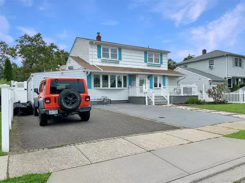 245 Dartmouth Dr, Hicksville, NY 11801