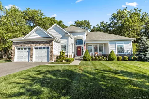 27 Wildflower Dr, Ridge, NY 11961