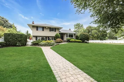 12 Whitebirch Ln, Commack, NY 11725