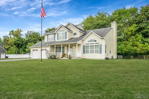 8 Nydia Ct, Yaphank, NY 11980