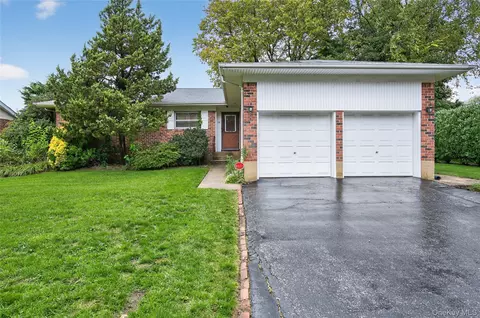 32 Rockland Dr, Jericho, NY 11753
