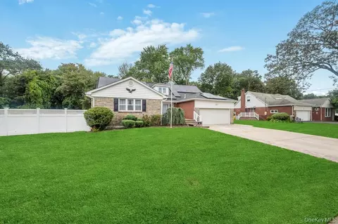 267 N Poplar St, Massapequa, NY 11758