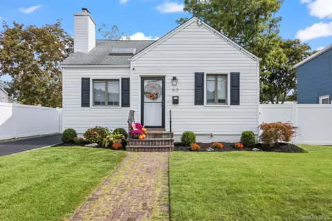 63 Division Ave, Blue Point, NY 11715
