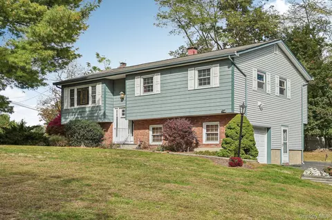 10 Glen Ct, Clarkstown, NY 10920