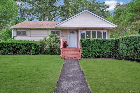 11 Fox Ln, Shoreham, NY 11786