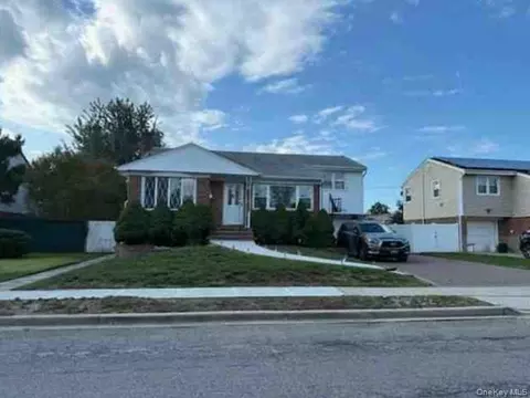 101 Hillary Ln, Westbury, NY 11590